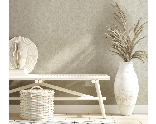 Dekoratívny interiér so vzorovanou tapetou, lavicou, košom a vázou s okrasnou trávou