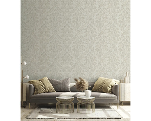 Obývacia izba s pohovkou pred vzorovanou tapetou