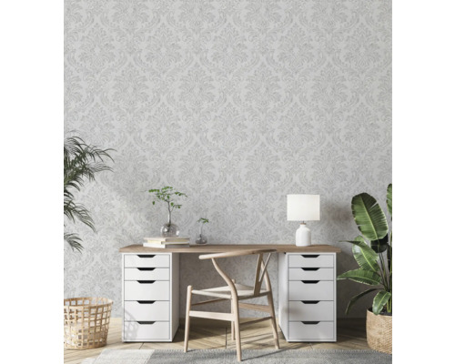 Svetlá pracovňa s kvetinovou tapetou, písacím stolom, stoličkou a izbovými rastlinami