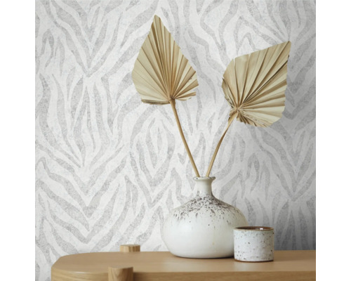 Detail steny s tapetou v štýle zebry, zdobenej vázou a sušenými listami