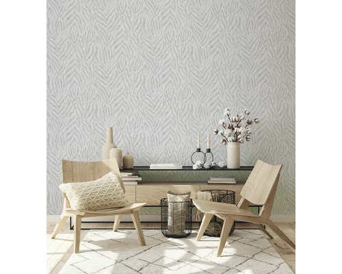 Obývacia izba s tapetou so vzorom, kobercom a dreveným nábytkom.