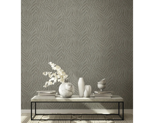 Miestnosť s tapetou so zvieracím vzorom a dekoráciou na stole