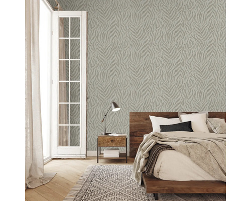 Spálňa s vzorovanou tapetou, posteľou, nočným stolíkom a kobercom