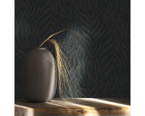 Tapeta so vzorom zebrových pruhov, váza a pšeničný klas na stole