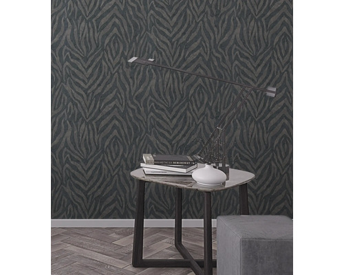 Scéna so vzorovanou tapetou, stolom a lampou