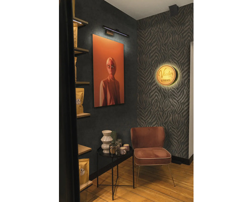 Dekoratívny interiér s obrazom, lampou, regálom, odkladacím stolíkom a stoličkou