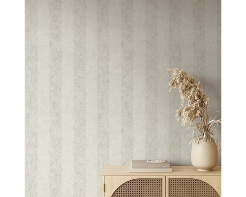 Interiér izby s pruhovanou tapetou a drevenou komodou