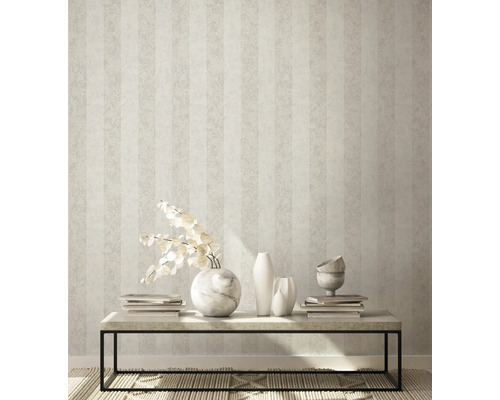 Svetlá izba s pruhovanou tapetou, stolom, vázami a dekoráciami pre dizajn interiéru