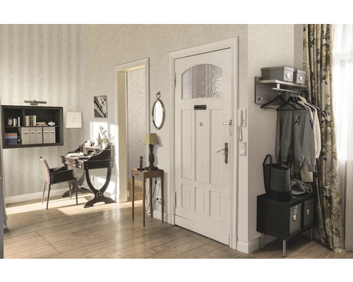 Vstupný priestor so šatňou, písacím stolom a interiérovými dverami v dome.