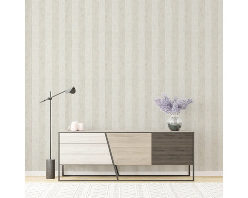 Svetlá miestnosť s pruhovanou tapetou, príborníkom, stojacou lampou a vázou na kvety