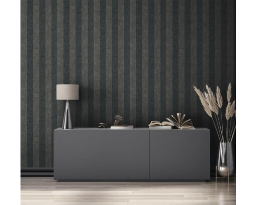 Obývacia izba s pruhovanou tapetou, komodou, lampou a dekoráciou