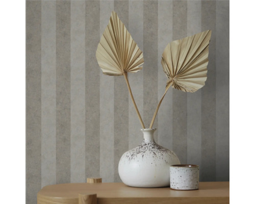 Dekoratívna tapeta s pruhovaným vzorom a stolová dekorácia so sušenými kvetmi vo váze