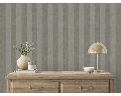 Dekoratívna tapeta s pruhovaným vzorom na stene spálne