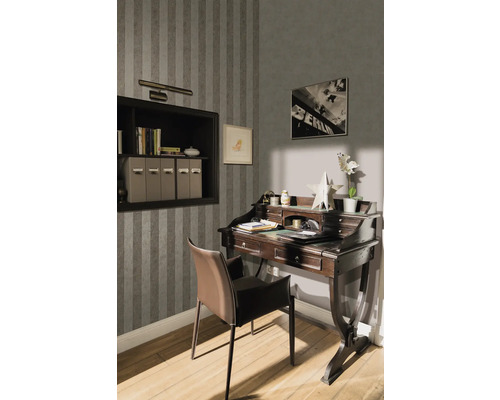 Interiérový pohľad na pracovňu so stolom, stoličkou, policou a nástennou dekoráciou