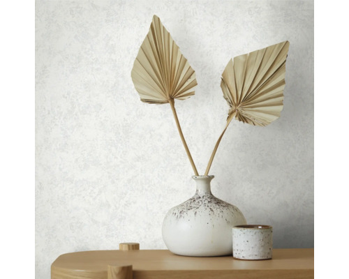 Detail bielej štruktúrovanej tapety s vázou a dekoráciou