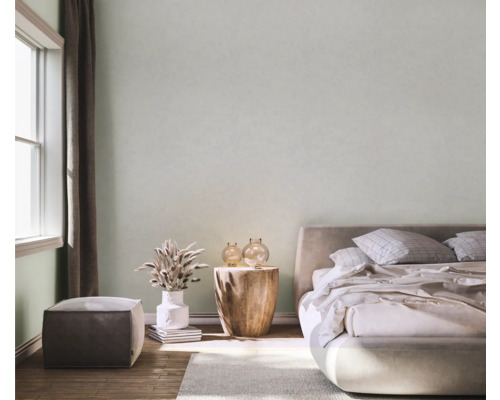 Svetlá spálňa s posteľou, nočným stolíkom, dekoráciami a denným svetlom