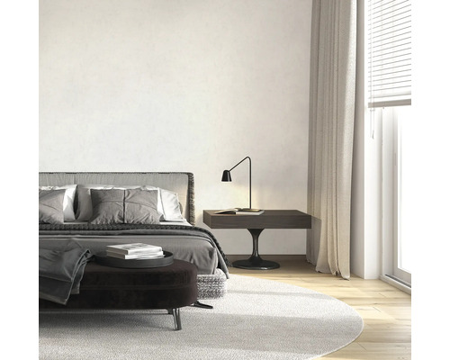 Svetlá spálňa s posteľou, nočným stolíkom a kobercom