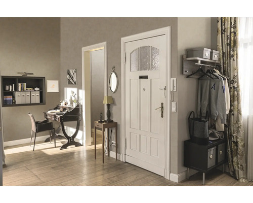 Vstupný priestor so šatňou, písacím stolom a drevenou podlahou