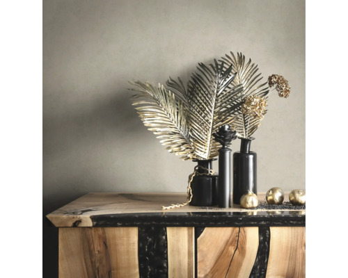 Dekoratívne zlaté listy a gule v čiernych vázach na komode z dreva a epoxidovej živice.