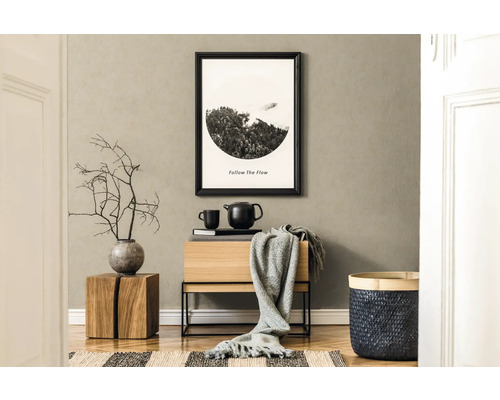 Dekoratívne obytné prostredie s dreveným nábytkom, kobercom a nástennou maľbou