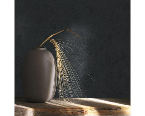 Dekoratívna váza s pšeničným klasom na drevenom stole