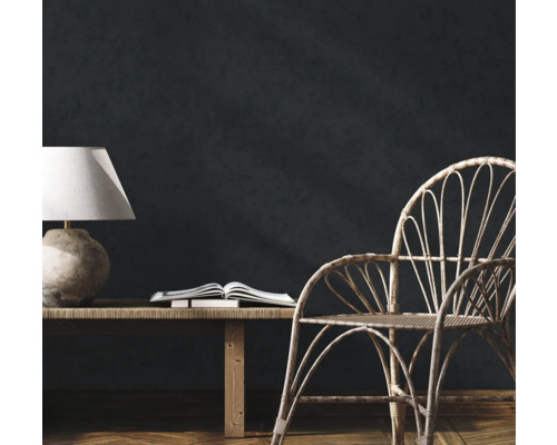 Interiér izby so stolnou lampou, knihou, lavicou a stoličkou