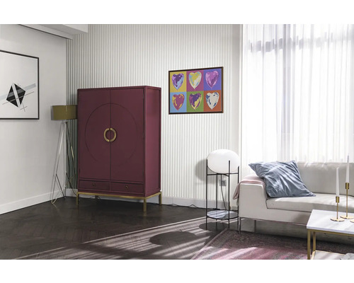 Obývacia izba s červenou skriňou, pohovkou a umeleckými dielami na stene