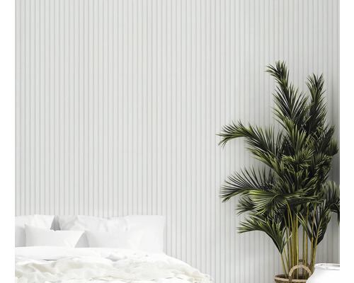 Svetlá spálňa s posteľou, izbovou rastlinou a zvislými stenovými panelmi