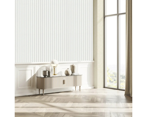 Svetlá obývacia izba s ryhovanou tapetou, príborníkom, lampou a veľkým oknom