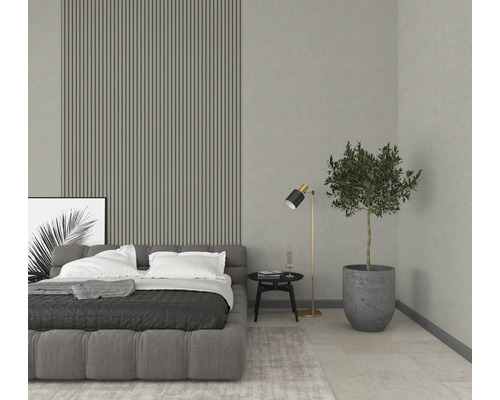 Spálňa s posteľou, nočným stolíkom, stojacou lampou a izbovou rastlinou