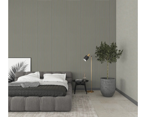 Spálňa s posteľou, stojacou lampou, stolom a stenovými panelmi