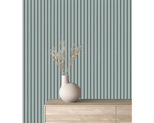 Dekoratívne stenové panely s vertikálnymi pruhmi, váza a suché kvety na komode