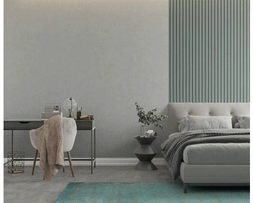 Spálňa s posteľou, písacím stolom a stoličkou vo svetlom prevedení