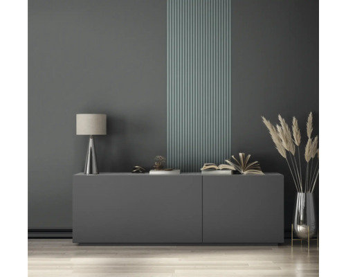 Obývacia izba s príborníkom, lampou, dekoráciami a zvislými stenovými panelmi