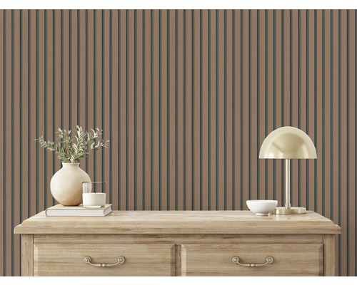 Drevené nástenné panely za komodou s lampou a dekoráciou