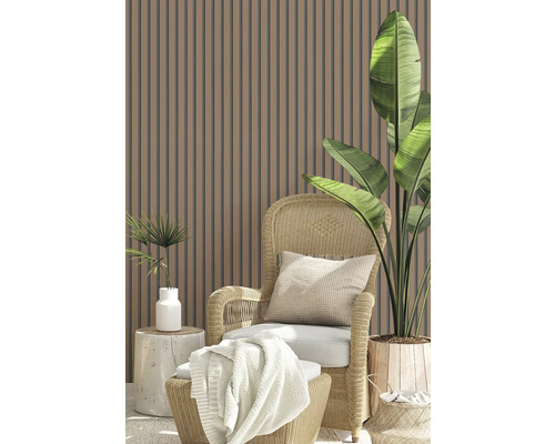 Scéna s lamelovou stenou, ratanovým kreslom, vankúšom, dekou a kvetináčmi