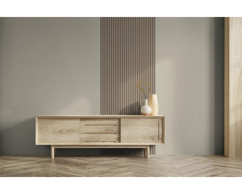 Obývacia izba s drevenou komodou, nástennými panelmi a parketovou podlahou