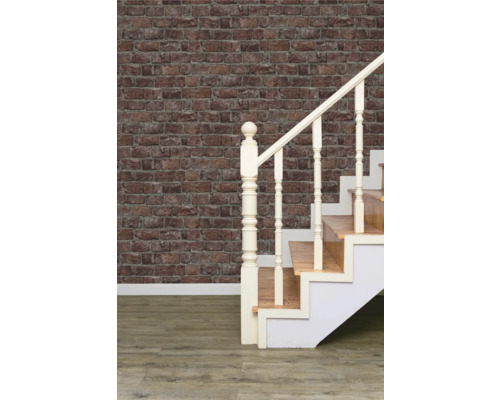 Detailný záber schodiska pred tehlovou stenou pre renováciu a interiérový dizajn