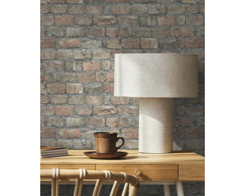 Izba s tehlovou tapetou, písacím stolom a lampou