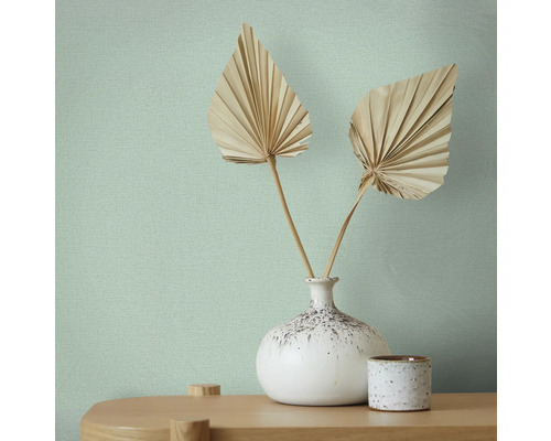 Detailný pohľad na štruktúrovanú tapetu s kvetinovou dekoráciou vo váze