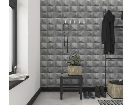 Vstupný priestor so sivou tapetou s 3D efektom, šatňou a doplnkami pre štýlový domov.