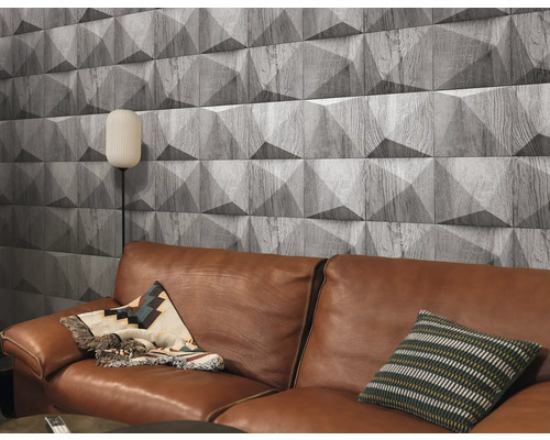 Obývacia izba s hnedou koženou pohovkou a drevenými nástennými panelmi s trojrozmerným dizajnom