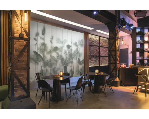 Interiér so stolmi, stoličkami a dekoratívnou stenou s rastlinnými motívmi