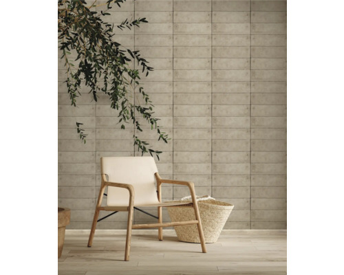 Svetlá miestnosť s dekoratívnym obkladom stien, kreslom a košom