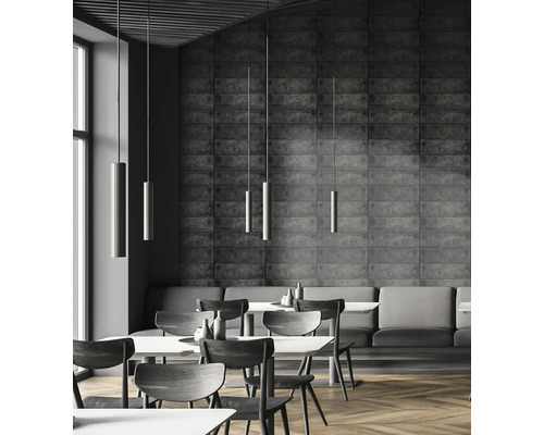 Interiér reštaurácie so stolmi, stoličkami a osvetlením