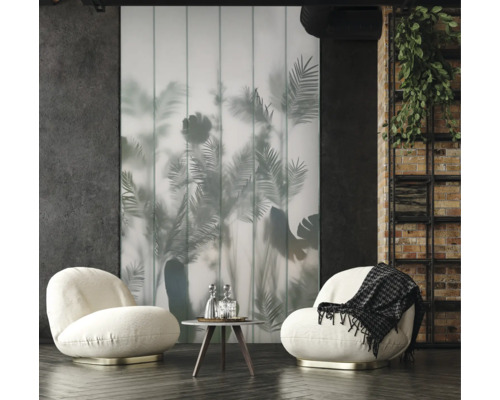 Moderná obývacia izba s posuvnými dverami, kreslami a príručným stolíkom