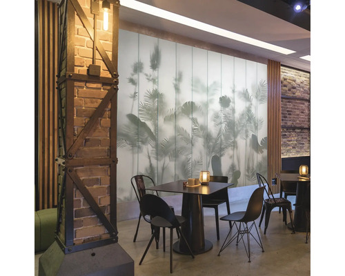 Dekoratívna miestnosť s jedálenským stolom a dekoratívnou stenou s rastlinným vzorom