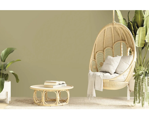 Obývacia izba s ratanovým kreslom, stolom a rastlinami pre prírodnú atmosféru