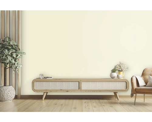 Svetlá obývacia izba s drevenou podlahou, sideboardom a dekoráciou