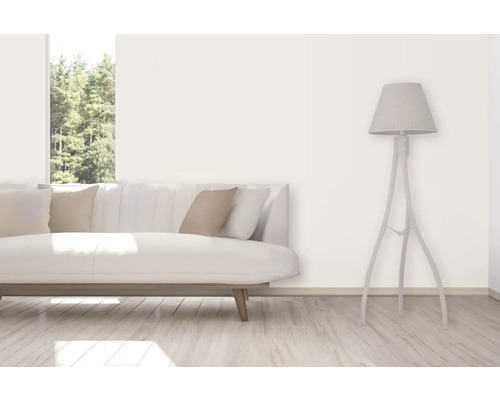 Obývacia izba s pohovkou, vankúšmi a stojacou lampou